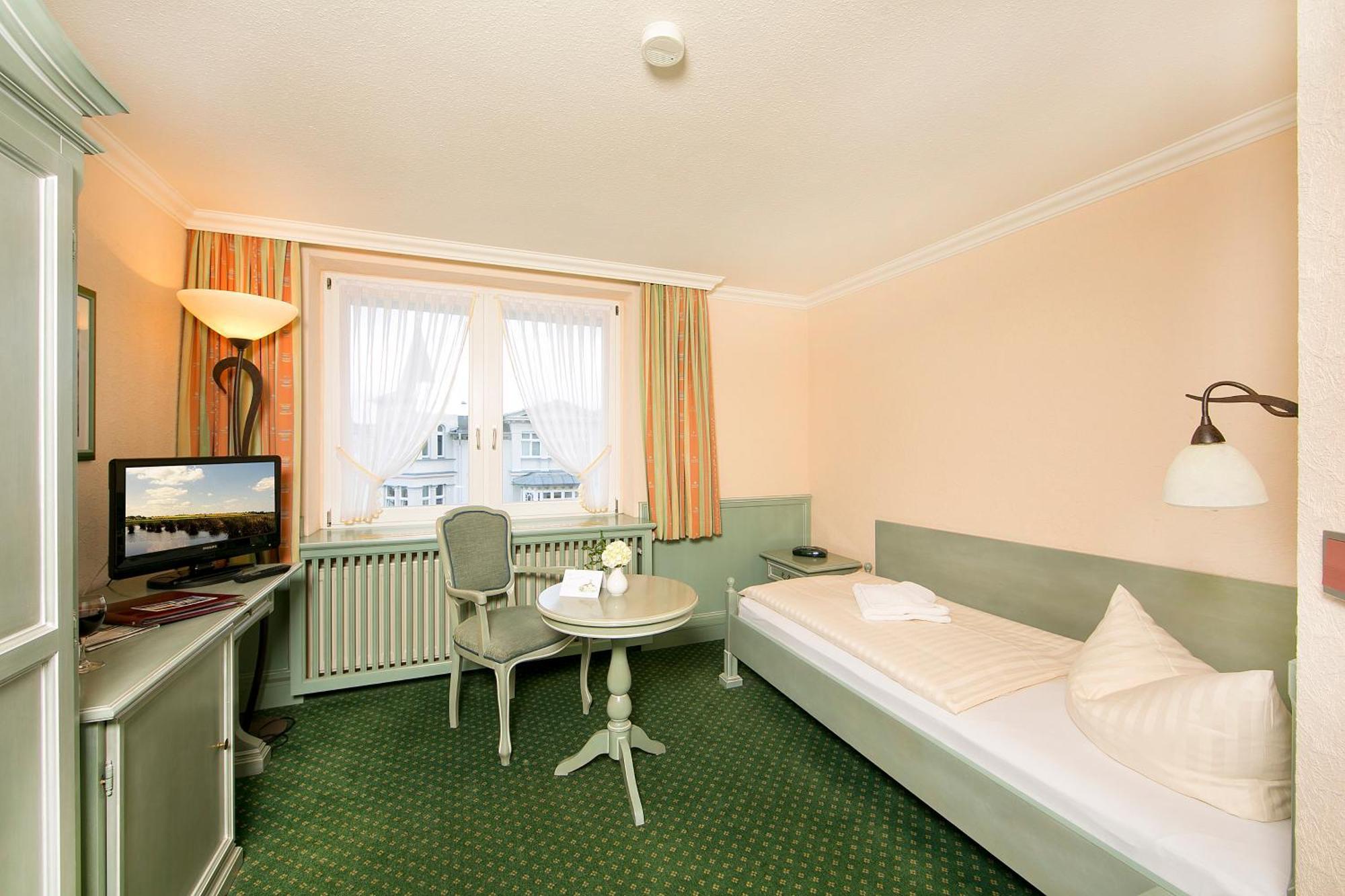 Hotel Duenenschloss Mit Private Spa Zinnowitz Bagian luar foto